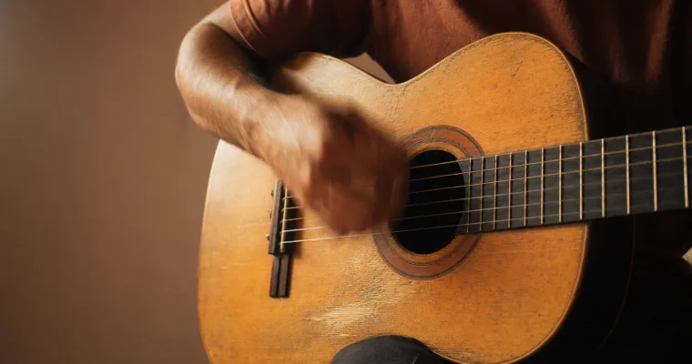 Mão direita executando uma batida no violão
