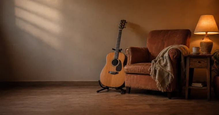 Violão sempre à mão ao lado de uma poltrona