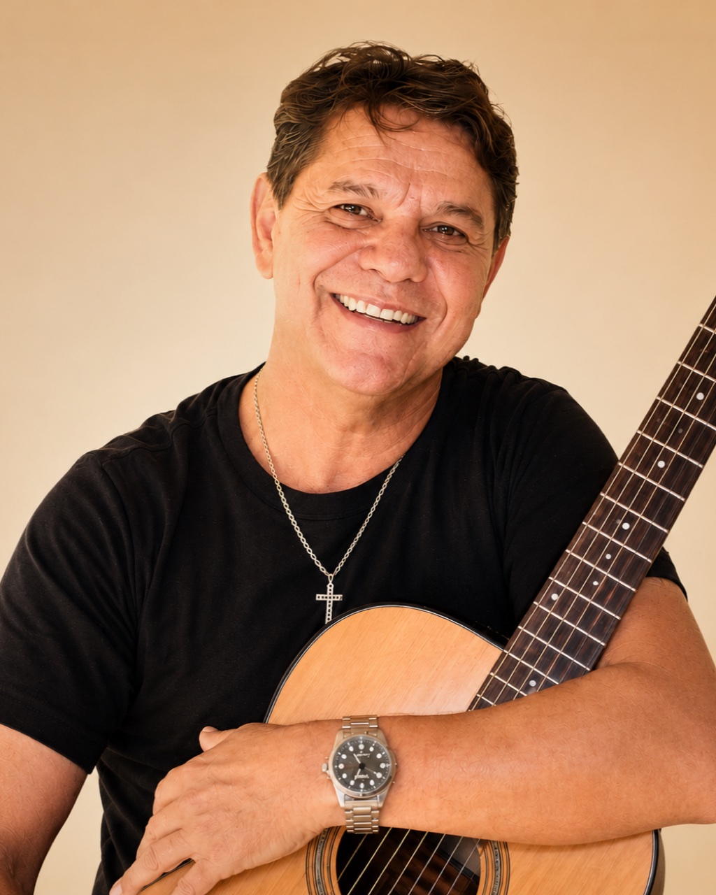 Valdery Gomes sorrindo, abraçado ao violão